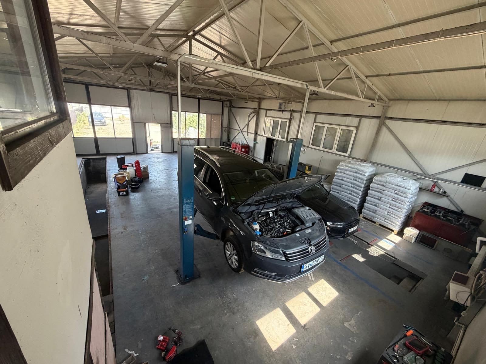Atelier DCB Auto Garage din Falticeni, autoturism ridicat pe elevator in service