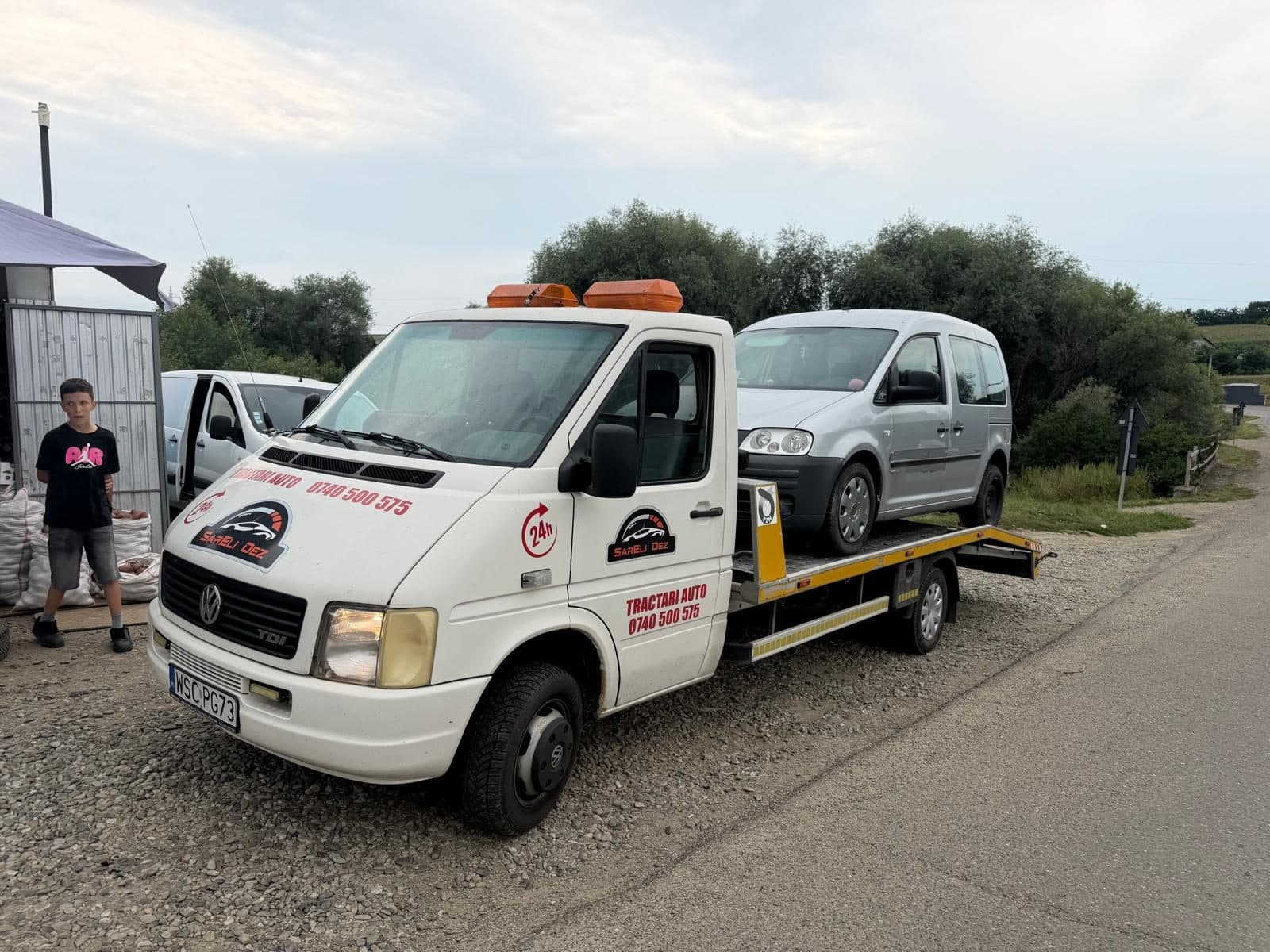 Masinile de tractare DCB Auto Garage si un membru al echipei
