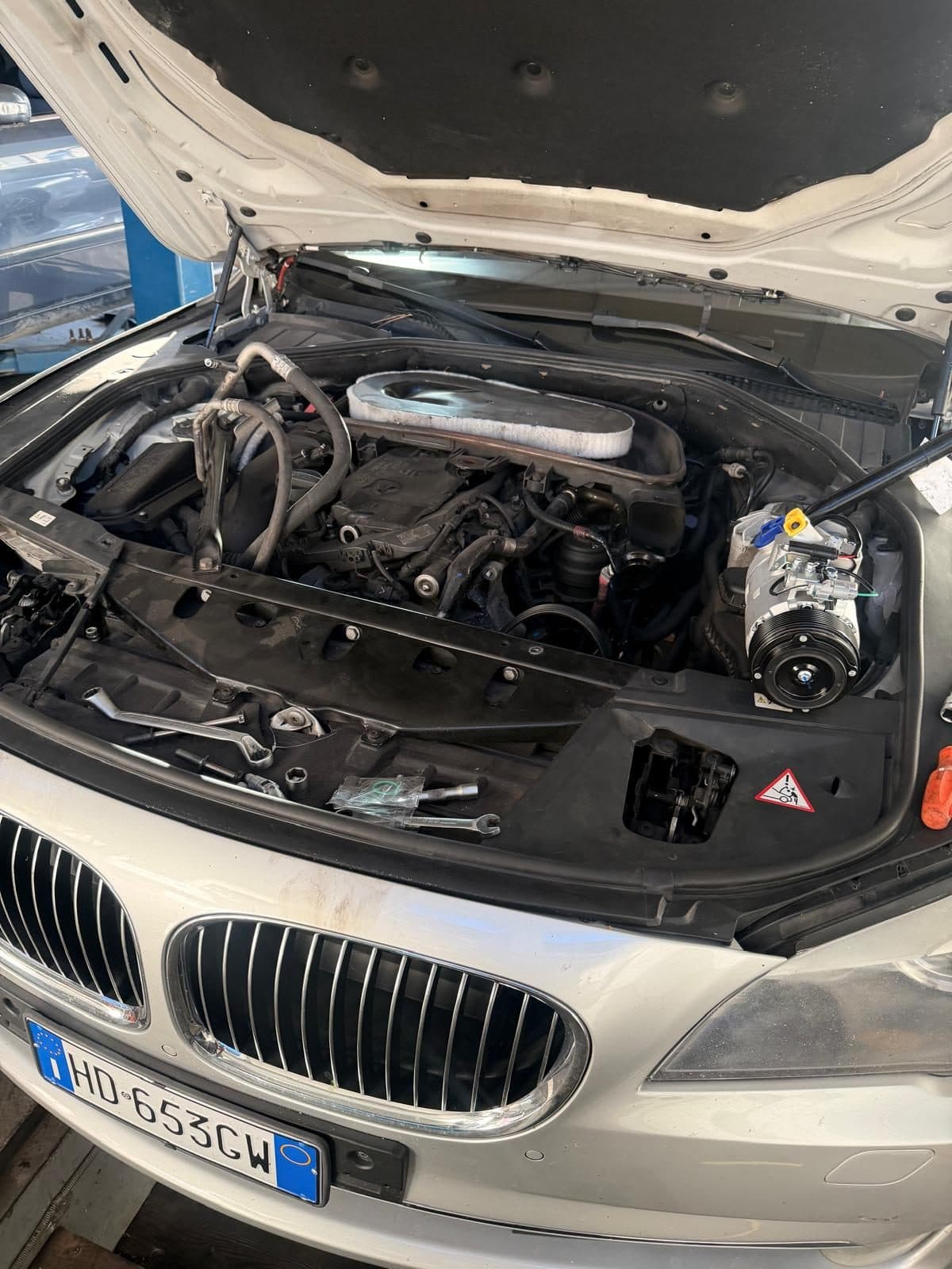 Compartiment motor cu instalatia de climatizare
