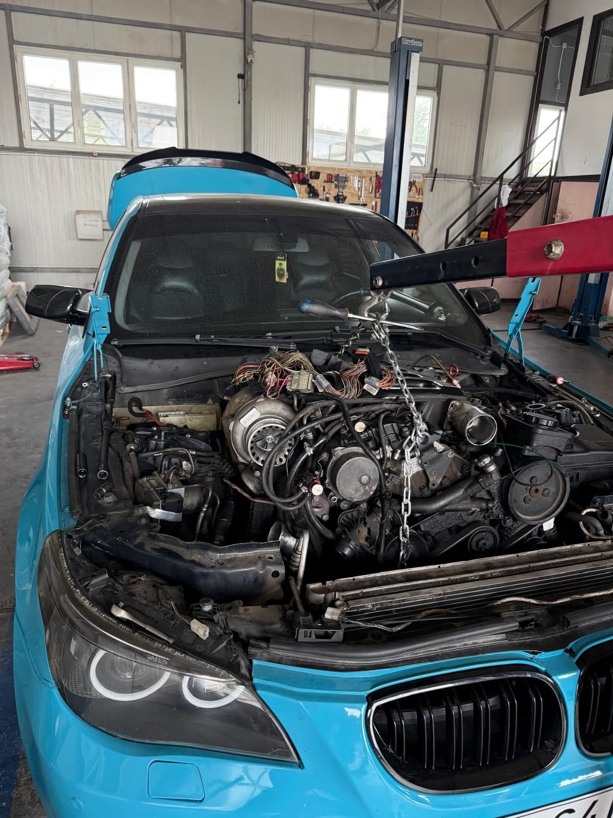 Reparatie motor in atelier