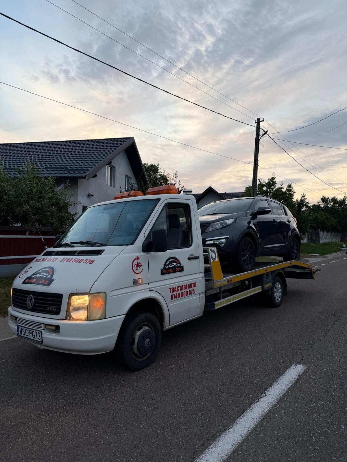 Masina de tractare cu autoturism incarcat, la apus