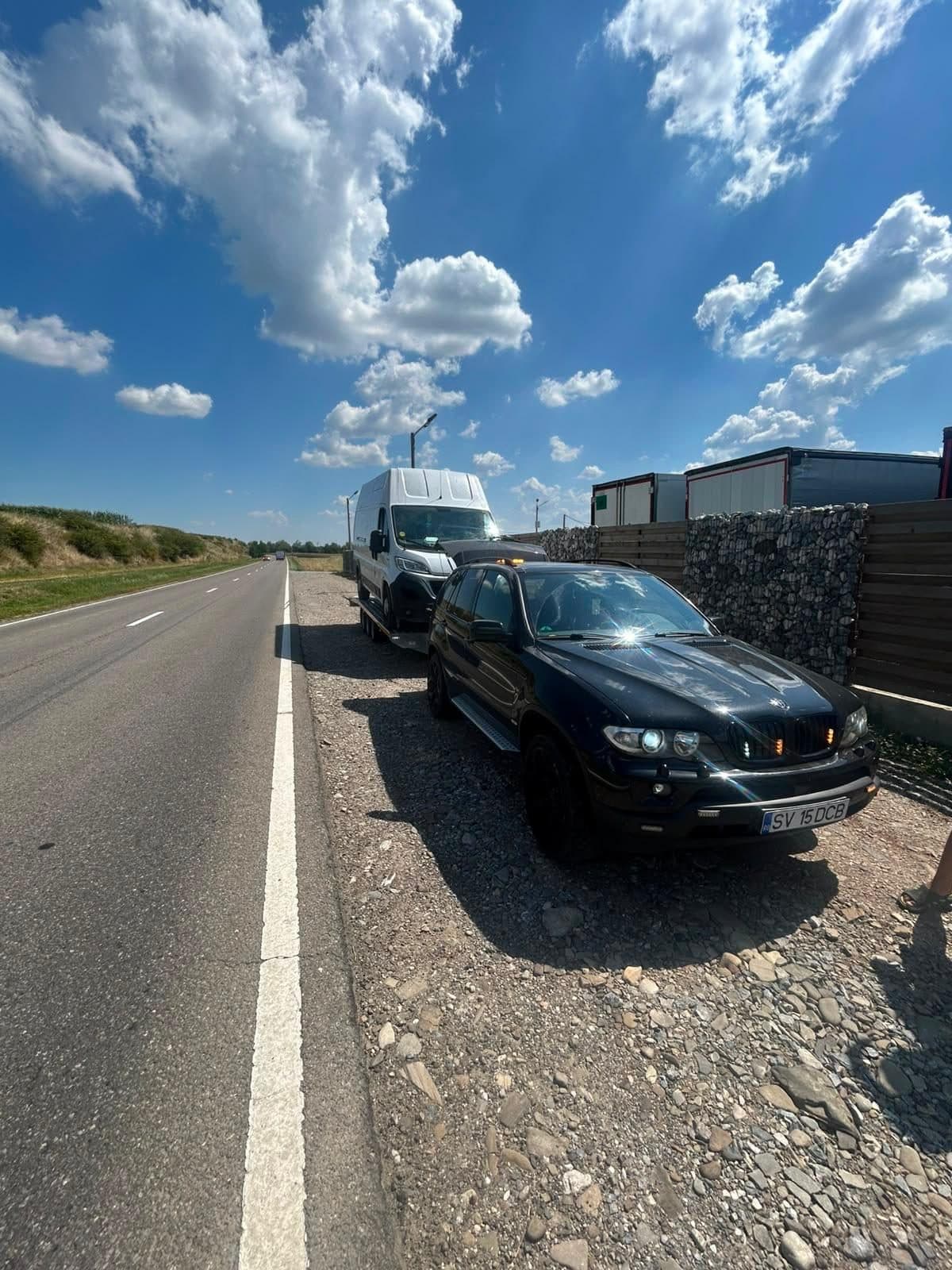 Autoturism transportat pe platforma DCB Auto Garage pe un drum din judetul Suceava