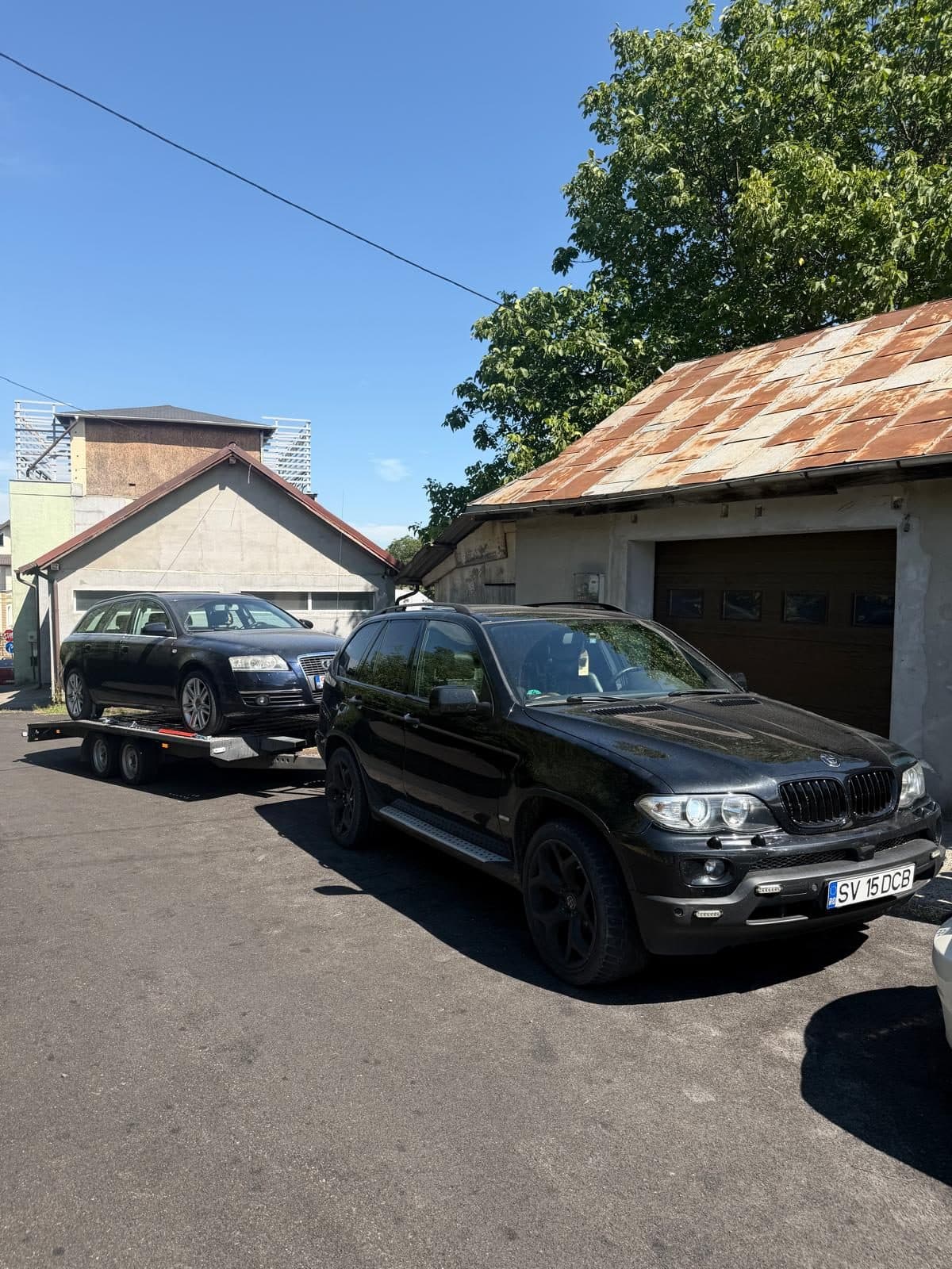 Autoturism SUV incarcat pe platforma de tractare
