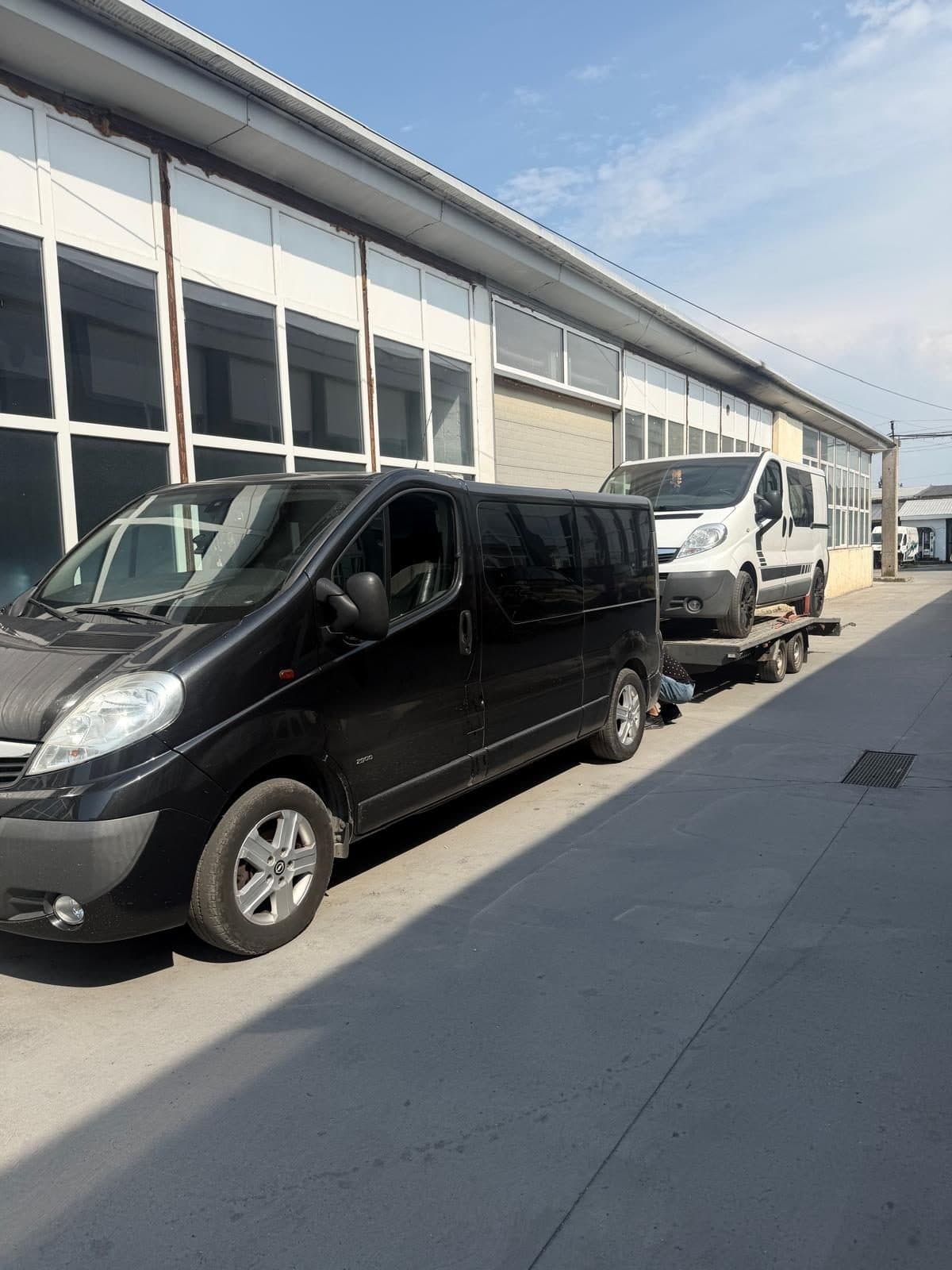 Autoutilitara in fata sediului DCB Auto Garage